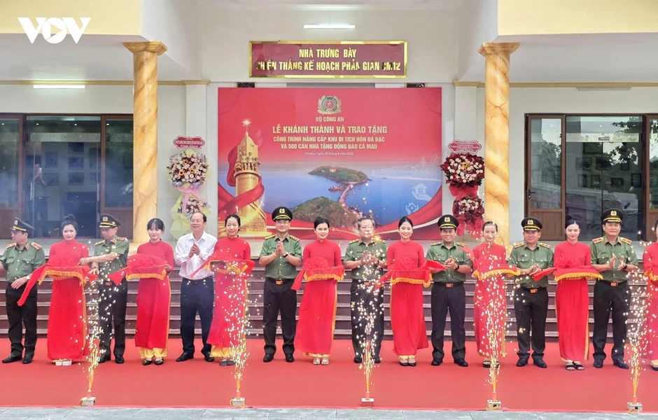 Bộ Công an bàn giao 500 căn nhà tặng đồng bào Cà Mau Bộ Công an bàn giao 500 căn nhà tặng đồng bào Cà Mau