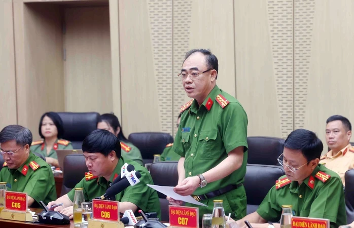 Bộ Công an nghiên cứu sản xuất pháo hoa đa dạng về màu sắc, giá cả hợp lý Bộ Công an nghiên cứu sản xuất pháo hoa đa dạng về màu sắc, giá cả hợp lý