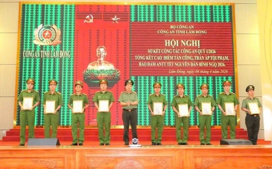 Bộ Công an thưởng nóng các đơn vị phá án xuất sắc tại Lâm Đồng Bộ Công an thưởng nóng các đơn vị phá án xuất sắc tại Lâm Đồng