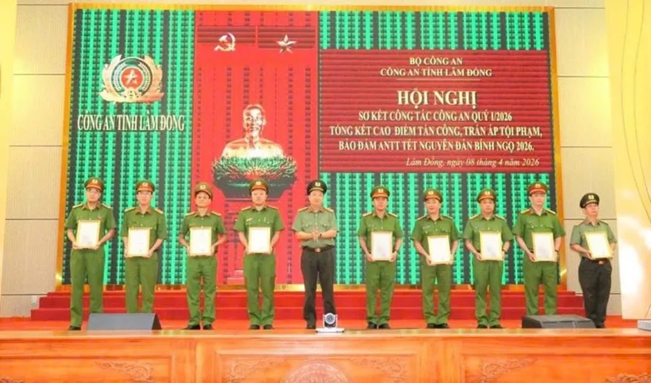 Bộ Công an thưởng nóng các đơn vị phá án xuất sắc tại Lâm Đồng Bộ Công an thưởng nóng các đơn vị phá án xuất sắc tại Lâm Đồng