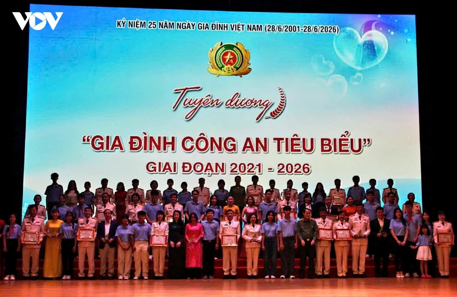 Bộ Công an tuyên dương 58 gia đình công an tiêu biểu Bộ Công an tuyên dương 58 gia đình công an tiêu biểu