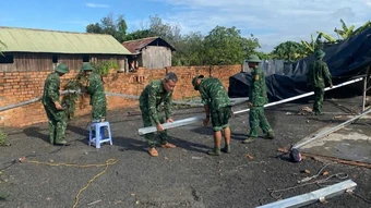 Bộ đội Biên phòng Đắk Lắk hỗ trợ nhân dân xã Buôn Đôn khắc phục hậu quả thiên tai