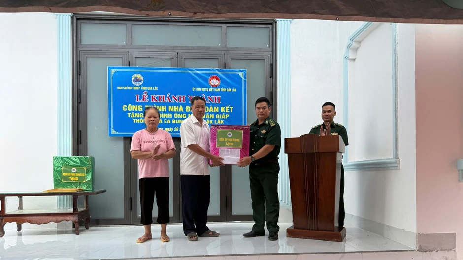 Bộ đội Biên phòng Đắk Lắk trao Nhà Đại đoàn kết và khám sức khỏe cho người dân khu vực biên giới
