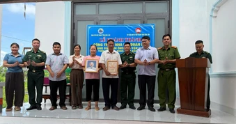 Bộ đội Biên phòng Đắk Lắk trao Nhà Đại đoàn kết và khám sức khỏe cho người dân khu vực biên giới