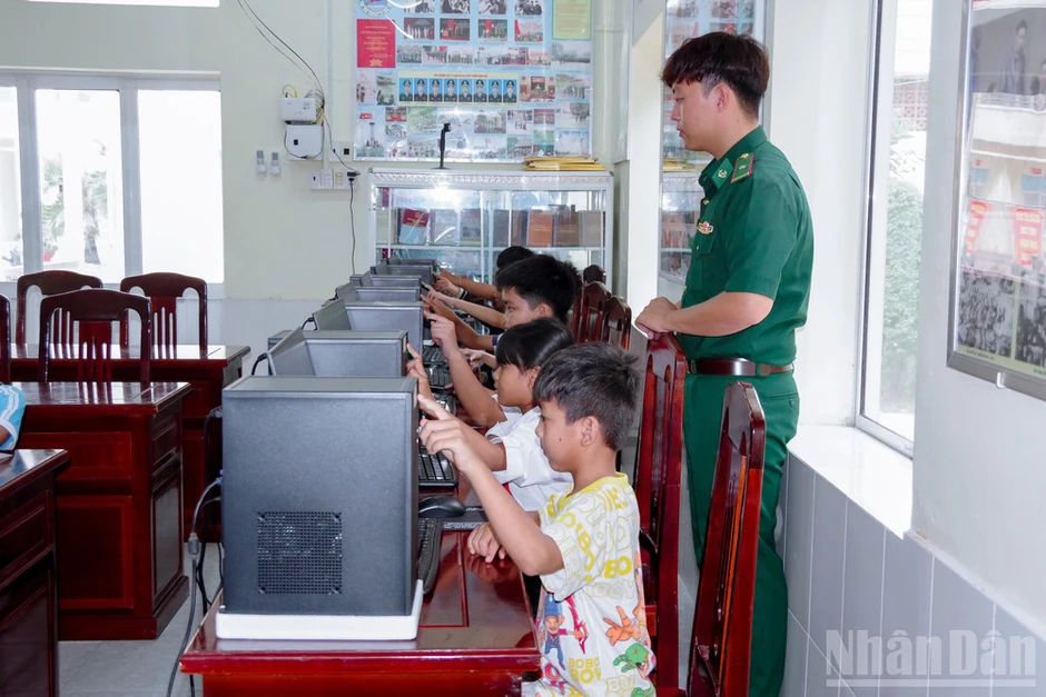 Bộ đội Biên phòng đồng hành cùng học sinh chuyển đổi số Bộ đội Biên phòng đồng hành cùng học sinh chuyển đổi số