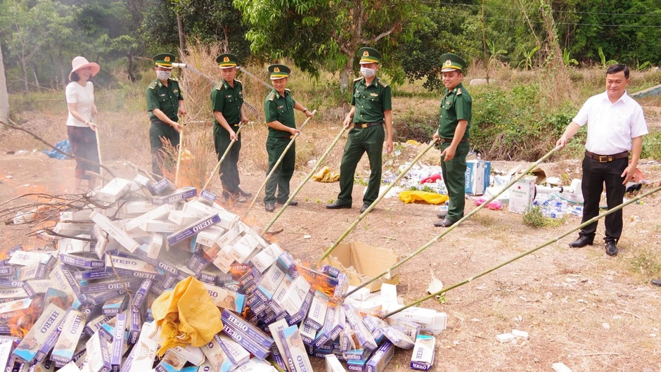Bộ đội Biên phòng Đồng Nai tiêu hủy hơn 10.600 bao thuốc lá lậu Bộ đội Biên phòng Đồng Nai tiêu hủy hơn 10.600 bao thuốc lá lậu