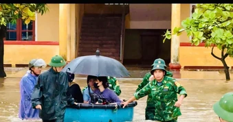 Bộ đội biên phòng đưa người dân Hà Tĩnh ra khỏi vùng ngập lụt