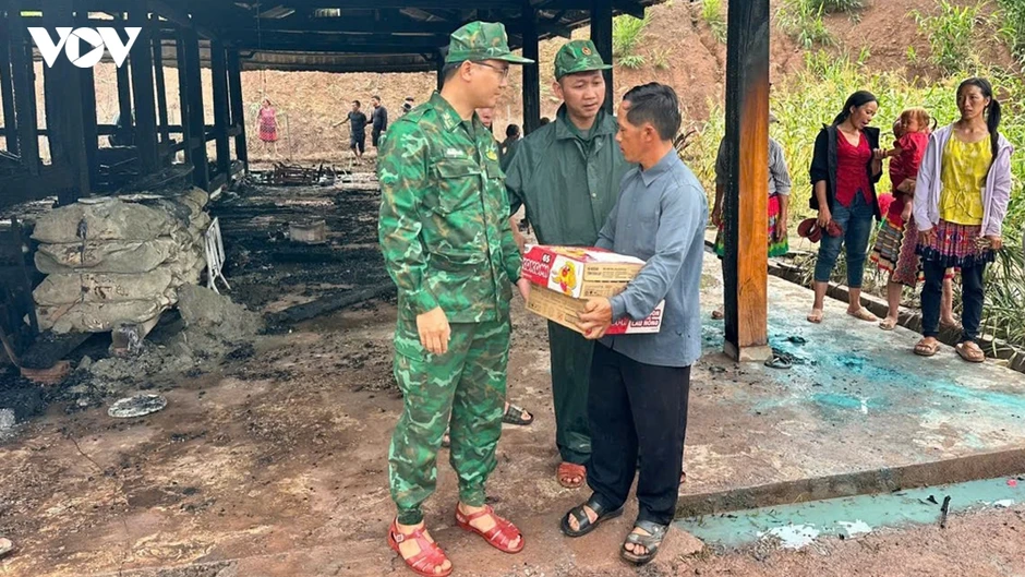 Bộ đội Biên phòng Lai Châu kịp thời giúp dân khắc phục hậu quả hỏa hoạn Bộ đội Biên phòng Lai Châu kịp thời giúp dân khắc phục hậu quả hỏa hoạn