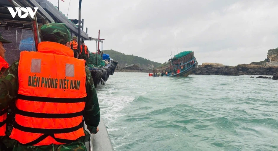 Bộ đội Biên phòng Quảng Ninh kịp thời cứu hộ 8 ngư dân gặp nạn trên biển Bộ đội Biên phòng Quảng Ninh kịp thời cứu hộ 8 ngư dân gặp nạn trên biển