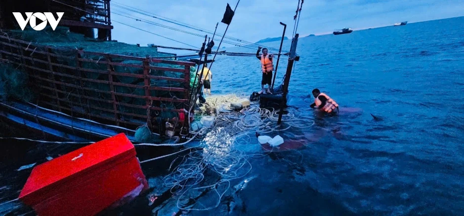 Bộ đội Biên phòng Quảng Ninh kịp thời cứu hộ 8 ngư dân gặp nạn trên biển Bộ đội Biên phòng Quảng Ninh kịp thời cứu hộ 8 ngư dân gặp nạn trên biển