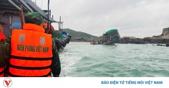 Bộ đội Biên phòng Quảng Ninh kịp thời cứu hộ 8 ngư dân gặp nạn trên biển
