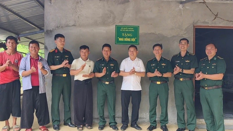 Bộ đội Biên phòng Sơn La bàn giao “Nhà đồng đội” cho quân nhân có hoàn cảnh khó khăn