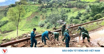 Bộ đội Biên phòng Sơn La hỗ trợ khắc phục sạt lở, tắc đường do mưa lớn