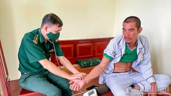 Bộ đội Biên phòng thành phố Cần Thơ tiếp nhận ngư dân gặp nạn trên biển