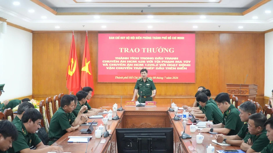 Bộ đội Biên phòng Thành phố Hồ Chí Minh trao thưởng các tập thể, cá nhân phá thành công hai chuyên án lớn Bộ đội Biên phòng Thành phố Hồ Chí Minh trao thưởng các tập thể, cá nhân phá thành công hai chuyên án lớn