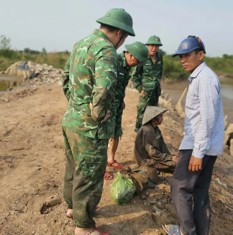 Bộ đội Biên phòng tỉnh Hưng Yên xuyên rừng tìm người cao tuổi bị lạc