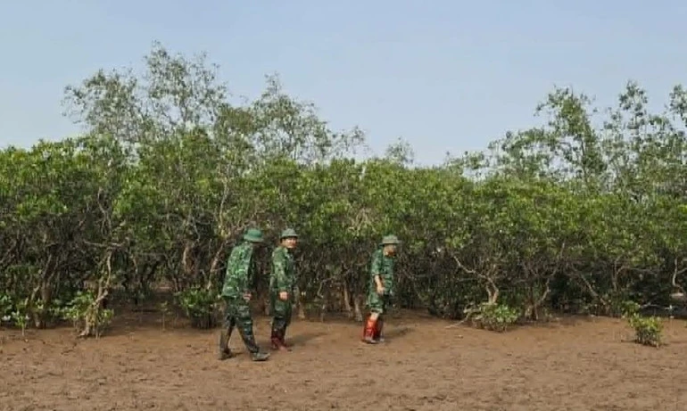 Bộ đội Biên phòng tỉnh Hưng Yên xuyên rừng tìm người cao tuổi bị lạc