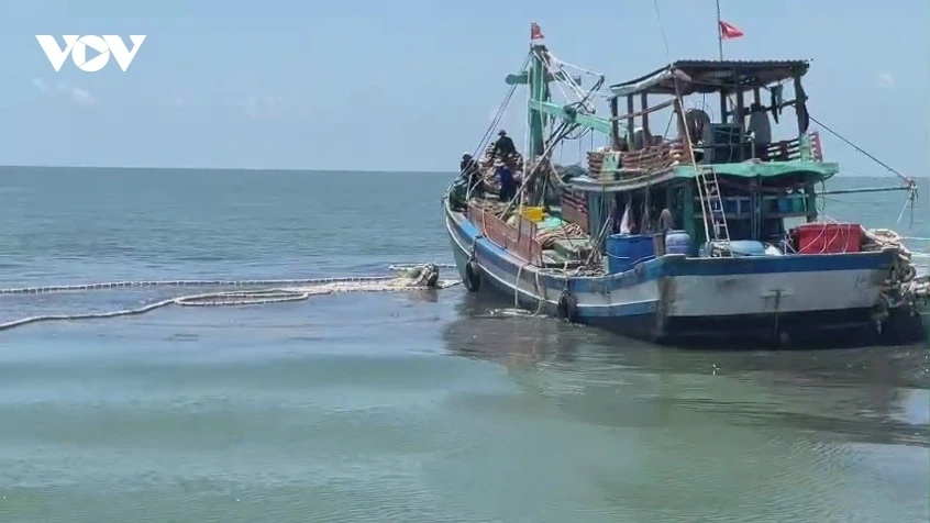 Bộ đội Biên phòng tỉnh Vĩnh Long xử lý 2 tàu cá khai thác hải sản gần bờ Bộ đội Biên phòng tỉnh Vĩnh Long xử lý 2 tàu cá khai thác hải sản gần bờ