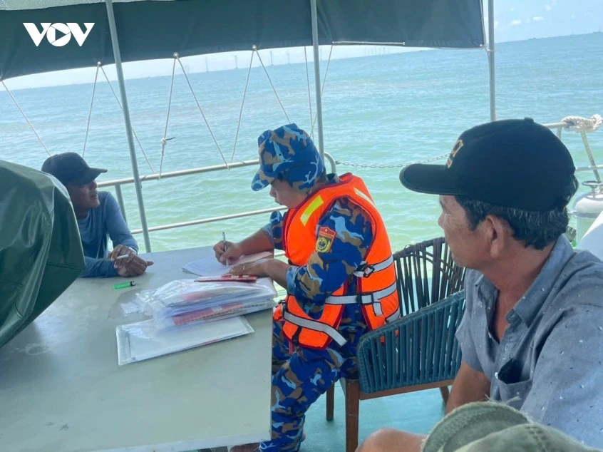 Bộ đội Biên phòng tỉnh Vĩnh Long xử lý 2 tàu cá khai thác hải sản gần bờ Bộ đội Biên phòng tỉnh Vĩnh Long xử lý 2 tàu cá khai thác hải sản gần bờ