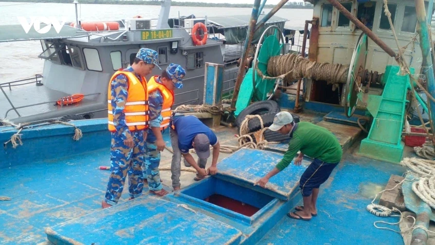 Bộ đội Biên phòng tỉnh Vĩnh Long xử lý 2 tàu cá khai thác hải sản gần bờ Bộ đội Biên phòng tỉnh Vĩnh Long xử lý 2 tàu cá khai thác hải sản gần bờ