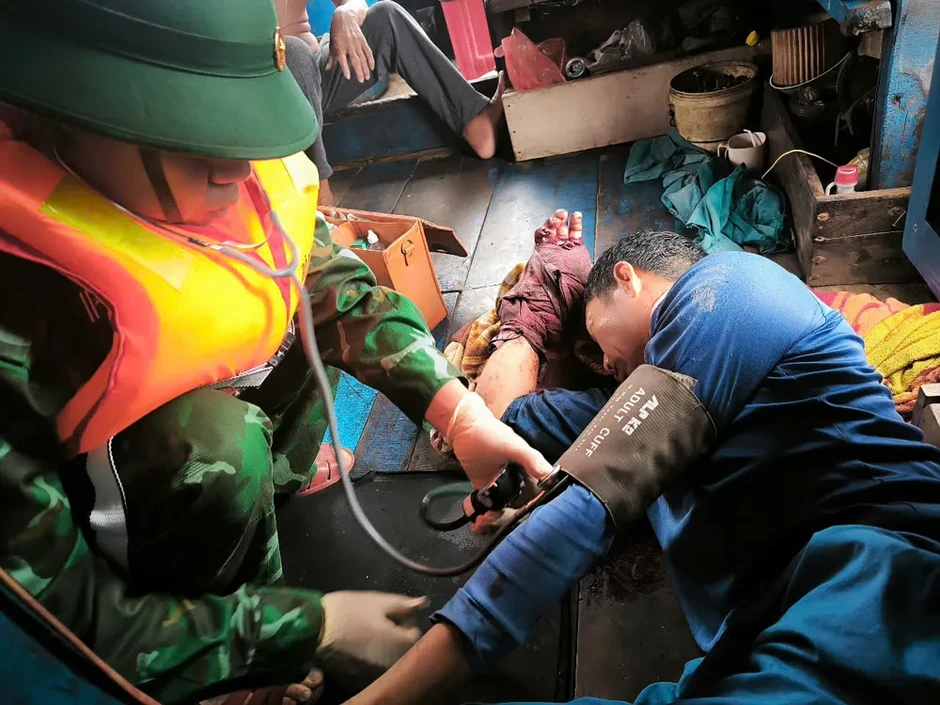 Bộ đội Biên phòng ứng cứu ngư dân bị tai nạn trên biển Bộ đội Biên phòng ứng cứu ngư dân bị tai nạn trên biển