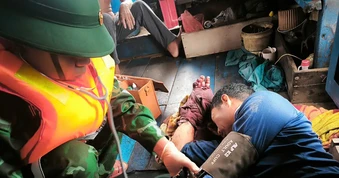 Bộ đội Biên phòng ứng cứu ngư dân bị tai nạn trên biển
