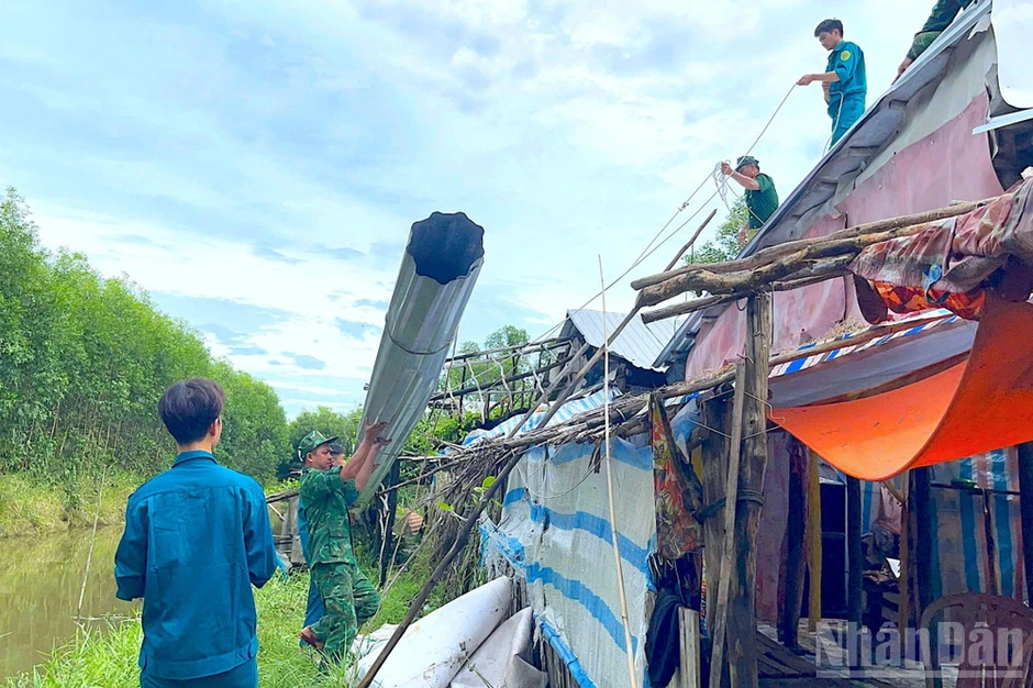 Bộ đội Cà Mau giúp cư dân ven biển khắc phục hậu quả thiên tai Bộ đội Cà Mau giúp cư dân ven biển khắc phục hậu quả thiên tai
