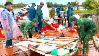 Bộ đội Cà Mau giúp cư dân ven biển khắc phục hậu quả thiên tai