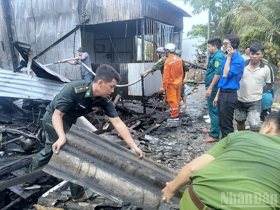 Bộ đội Cà Mau kịp thời hỗ trợ dập tắt đám cháy lớn tại xã Phan Ngọc Hiển Bộ đội Cà Mau kịp thời hỗ trợ dập tắt đám cháy lớn tại xã Phan Ngọc Hiển