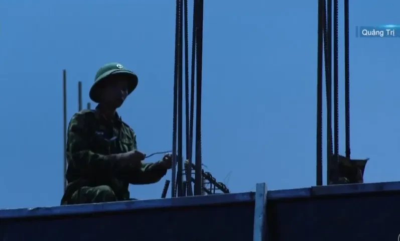 Bộ đội cùng công nhân xuyên đêm xây trường nội trú cho học sinh vùng biên Quảng Trị Bộ đội cùng công nhân xuyên đêm xây trường nội trú cho học sinh vùng biên Quảng Trị