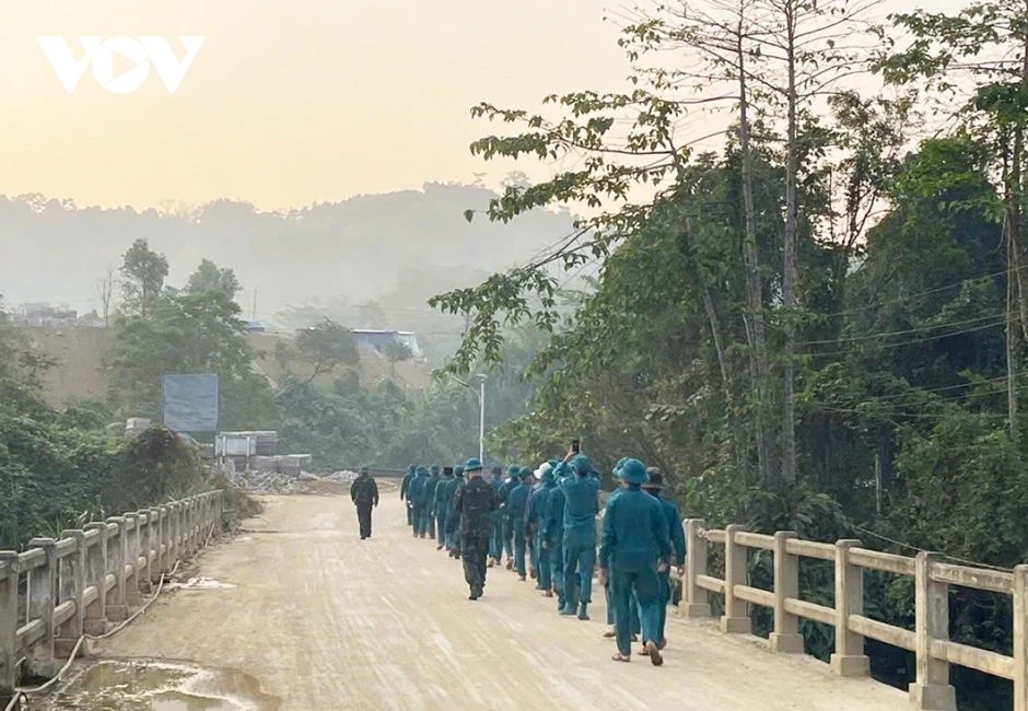Bộ đội Đà Nẵng ra quân xây dựng trường học nơi biên giới Bộ đội Đà Nẵng ra quân xây dựng trường học nơi biên giới