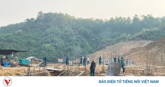 Bộ đội Đà Nẵng ra quân xây dựng trường học nơi biên giới
