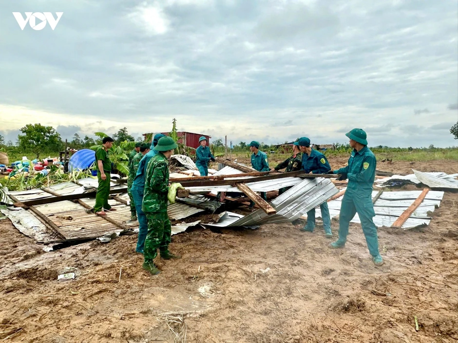 Bộ đội giúp dân khắc phục hậu quả giông lốc tại các xã biên giới Ia Lốp, Ia Rvê Bộ đội giúp dân khắc phục hậu quả giông lốc tại các xã biên giới Ia Lốp, Ia Rvê