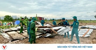 Bộ đội giúp dân khắc phục hậu quả giông lốc tại các xã biên giới Ia Lốp, Ia Rvê