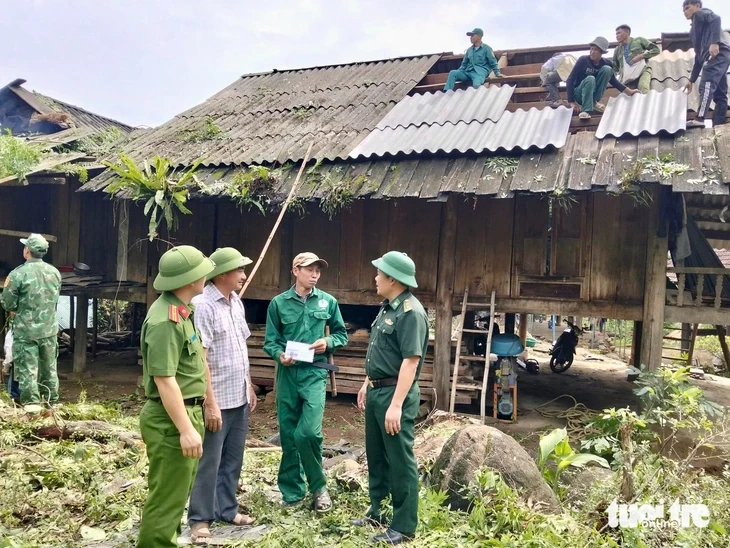 Bộ đội giúp dân lợp lại nhà, trường học sau lốc xoáy