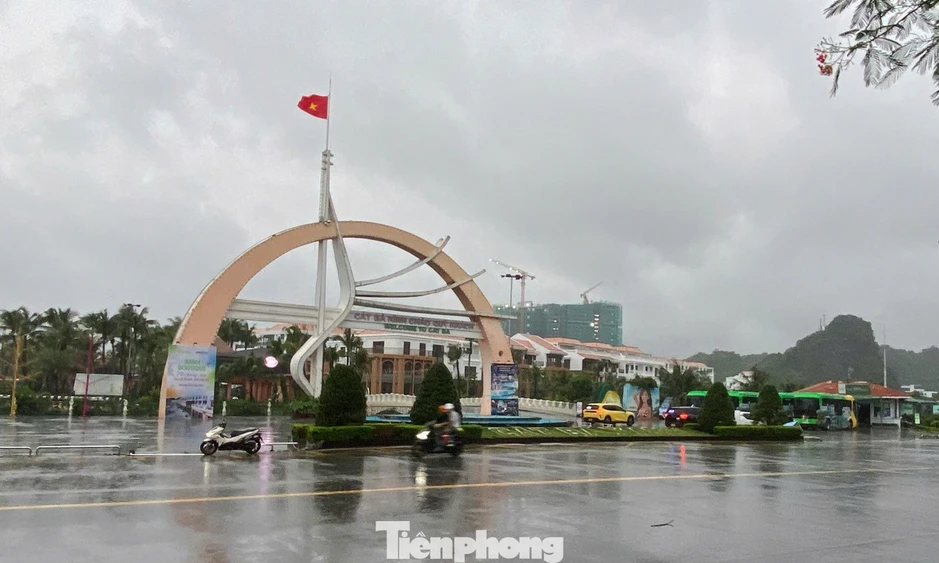 Bộ đội giúp ngư dân Bạch Long Vĩ kéo tàu cá lên bờ Bộ đội giúp ngư dân Bạch Long Vĩ kéo tàu cá lên bờ