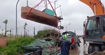 Bộ đội giúp ngư dân Bạch Long Vĩ kéo tàu cá lên bờ