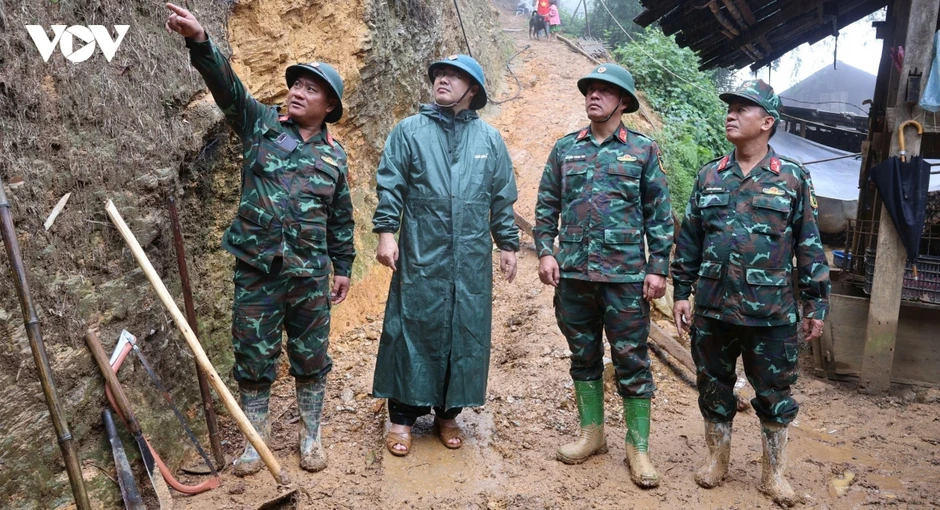 Bộ đội giúp nhân dân vùng cao Mù Cang Chải khắc phục hậu quả mưa lũ