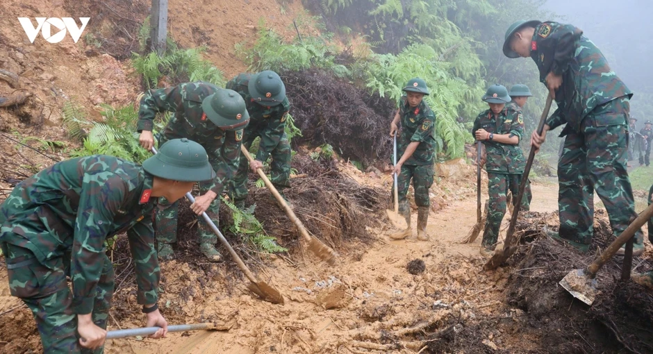 Bộ đội giúp nhân dân vùng cao Mù Cang Chải khắc phục hậu quả mưa lũ