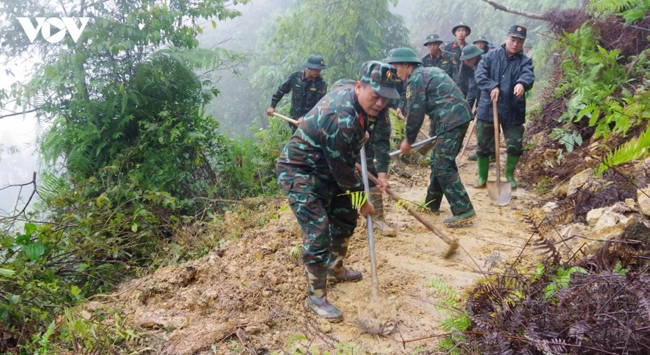 Bộ đội giúp nhân dân vùng cao Mù Cang Chải khắc phục hậu quả mưa lũ