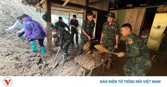Bộ đội giúp nhân dân vùng cao Mù Cang Chải khắc phục hậu quả mưa lũ