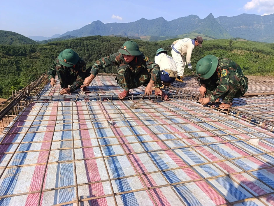 Bộ đội góp sức xây dựng trường nội trú liên cấp vùng biên giới Quảng Trị Bộ đội góp sức xây dựng trường nội trú liên cấp vùng biên giới Quảng Trị