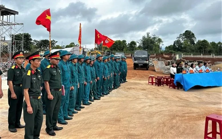 Bộ đội góp sức xây dựng trường nội trú liên cấp vùng biên giới Quảng Trị Bộ đội góp sức xây dựng trường nội trú liên cấp vùng biên giới Quảng Trị