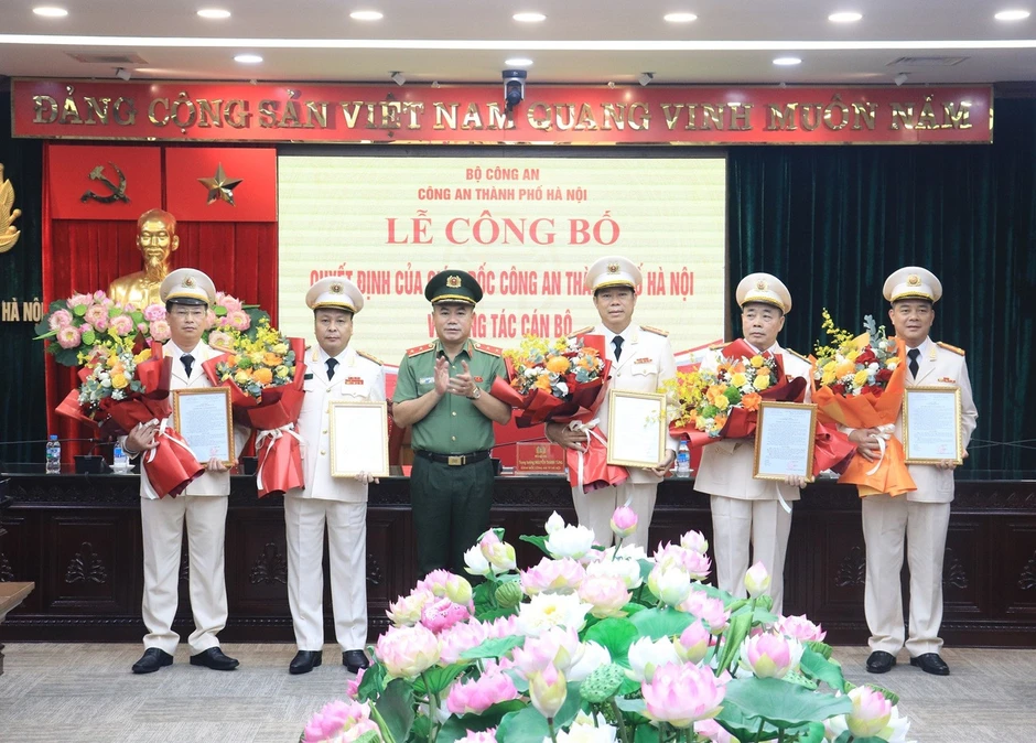 Bổ nhiệm, điều động 5 trưởng phòng thuộc Công an TP Hà Nội Bổ nhiệm, điều động 5 trưởng phòng thuộc Công an TP Hà Nội