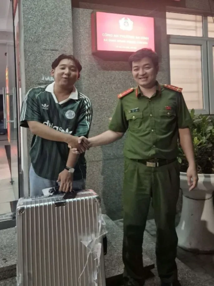 Bỏ quên vali trên phố, du khách Nepal xúc động nhận lại tài sản từ Công an Hà Nội Bỏ quên vali trên phố, du khách Nepal xúc động nhận lại tài sản từ Công an Hà Nội