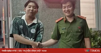 Bỏ quên vali trên phố, du khách Nepal xúc động nhận lại tài sản từ Công an Hà Nội
