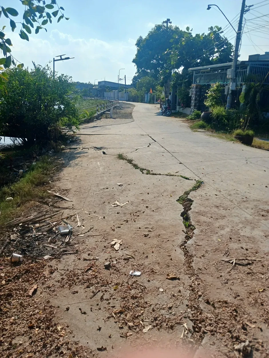 Bờ sông Cần Đước sạt lở, đường dân sinh nứt toác
