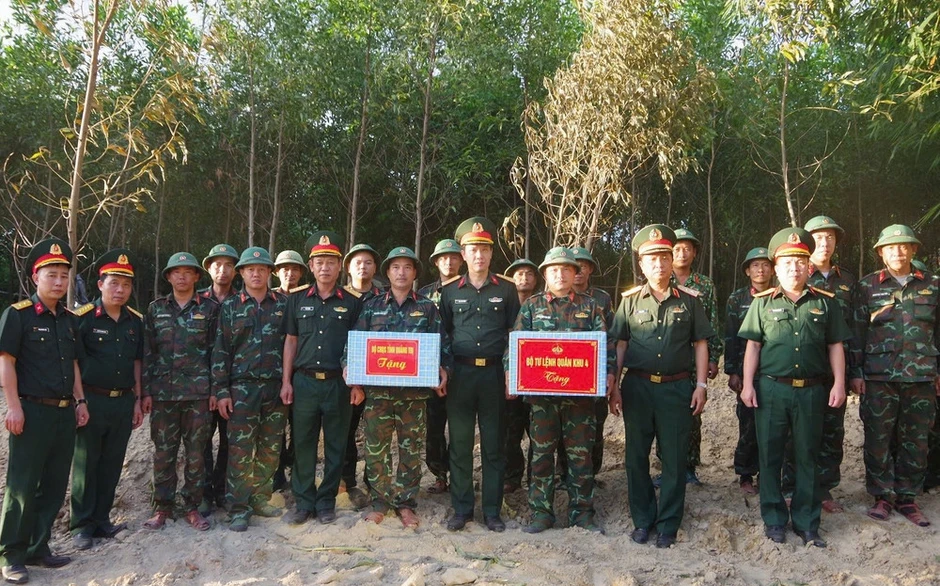 Bộ Tư lệnh Quân khu 4 tri ân các Anh hùng liệt sĩ tại Quảng Trị Bộ Tư lệnh Quân khu 4 tri ân các Anh hùng liệt sĩ tại Quảng Trị