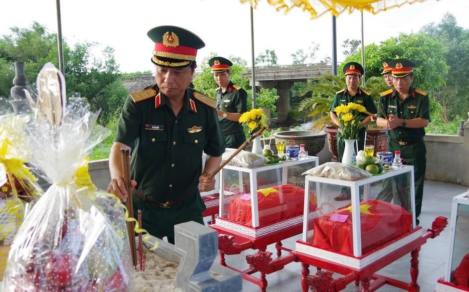 Bộ Tư lệnh Quân khu 4 tri ân các Anh hùng liệt sĩ tại Quảng Trị Bộ Tư lệnh Quân khu 4 tri ân các Anh hùng liệt sĩ tại Quảng Trị