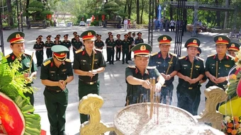 Bộ Tư lệnh Quân khu 4 tri ân các Anh hùng liệt sĩ tại Quảng Trị